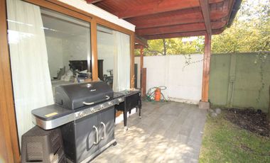 OPORTUNIDAD BELLAMENTE REMODELADA Y EQUIPADA FULL- Casa venta Peñalolén Condominio