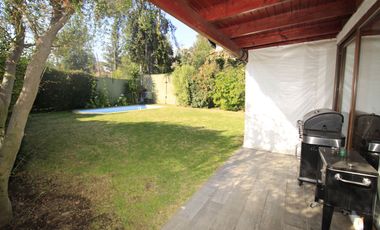 OPORTUNIDAD BELLAMENTE REMODELADA Y EQUIPADA FULL- Casa venta Peñalolén Condominio