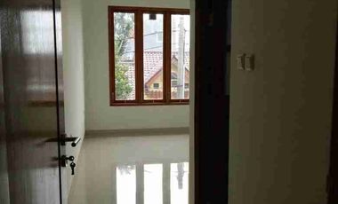 Rumah strategis disewakan  di anggrek loka BSD