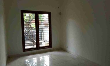 Rumah strategis disewakan  di anggrek loka BSD