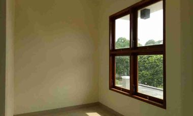 Rumah strategis disewakan  di anggrek loka BSD