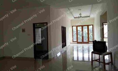 Rumah strategis disewakan  di anggrek loka BSD