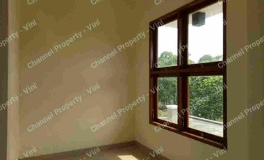 Rumah strategis disewakan  di anggrek loka BSD