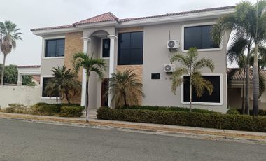 Casa de alquiler amoblada, Urb. Santa María de Casa Grande, 4 dormitorios.