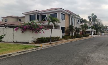 Casa de alquiler amoblada, Urb. Santa María de Casa Grande, 4 dormitorios.