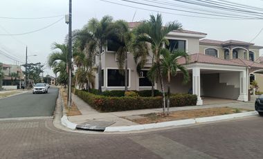 Casa de alquiler amoblada, Urb. Santa María de Casa Grande, 4 dormitorios.