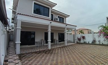 Casa de alquiler amoblada, Urb. Santa María de Casa Grande, 4 dormitorios.