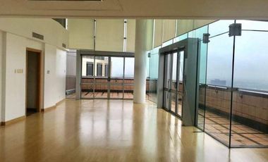 For Lease: Upper Penthouse located at Regent Parkway, BGC (beside Essensa)