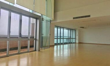 For Lease: Upper Penthouse located at Regent Parkway, BGC (beside Essensa)