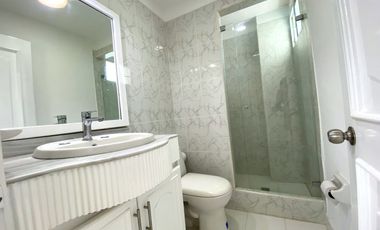 Alquiler de Apartamento en Pozos Colorados de 4 Habitaciones 3 baños.