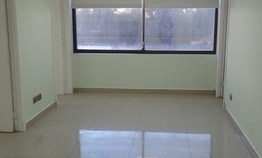 Venta Oficina piso 2 , 50 mts2, cocina , tres espacios separados, baño, cocina, estacionamiento, bodega.