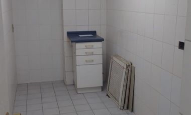 Venta Oficina piso 2 , 50 mts2, cocina , tres espacios separados, baño, cocina, estacionamiento, bodega.