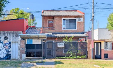 VENTA CASA 3 DORMITORIOS-QUINCHO-COCHERA