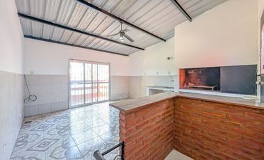 VENTA CASA 3 DORMITORIOS-QUINCHO-COCHERA