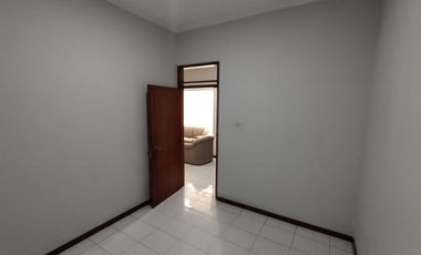 JARANG ADA*DISEWAKAN RUMAH TERAWAT SEMI FURNISH DI KOMPLEK ELITE BATUNUNGGAL INDAH HARGA TERBAIK DI KELASNYA