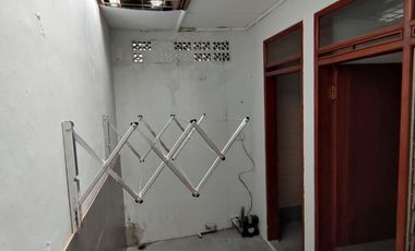 JARANG ADA*DISEWAKAN RUMAH TERAWAT SEMI FURNISH DI KOMPLEK ELITE BATUNUNGGAL INDAH HARGA TERBAIK DI KELASNYA