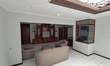 JARANG ADA*DISEWAKAN RUMAH TERAWAT SEMI FURNISH DI KOMPLEK ELITE BATUNUNGGAL INDAH HARGA TERBAIK DI KELASNYA