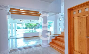 Casa en Venta en Cancún en Residencial Isla Dorada a Pie de Canal