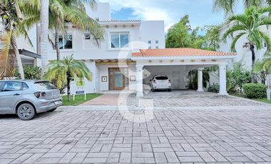 Casa en Venta en Cancún en Residencial Isla Dorada a Pie de Canal