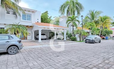 Casa en Venta en Cancún en Residencial Isla Dorada a Pie de Canal