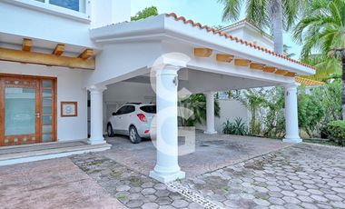 Casa en Venta en Cancún en Residencial Isla Dorada a Pie de Canal