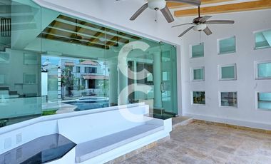Casa en Venta en Cancún en Residencial Isla Dorada a Pie de Canal