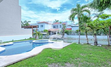 Casa en Venta en Cancún en Residencial Isla Dorada a Pie de Canal