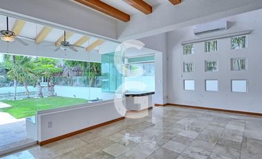 Casa en Venta en Cancún en Residencial Isla Dorada a Pie de Canal