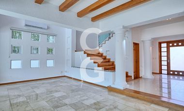 Casa en Venta en Cancún en Residencial Isla Dorada a Pie de Canal