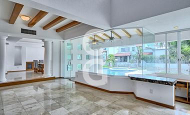 Casa en Venta en Cancún en Residencial Isla Dorada a Pie de Canal