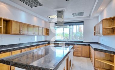 Casa en Venta en Cancún en Residencial Isla Dorada a Pie de Canal