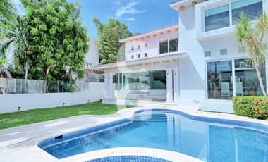 Casa en Venta en Cancún en Residencial Isla Dorada a Pie de Canal