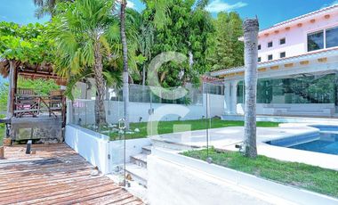 Casa en Venta en Cancún en Residencial Isla Dorada a Pie de Canal