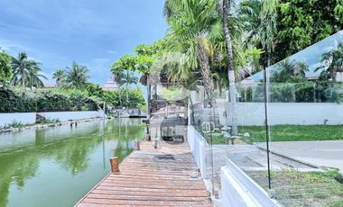 Casa en Venta en Cancún en Residencial Isla Dorada a Pie de Canal