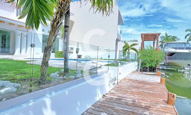 Casa en Venta en Cancún en Residencial Isla Dorada a Pie de Canal