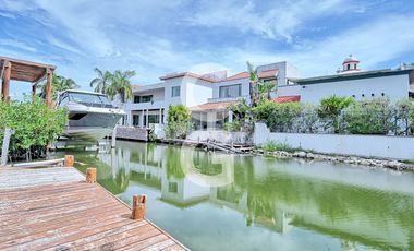 Casa en Venta en Cancún en Residencial Isla Dorada a Pie de Canal