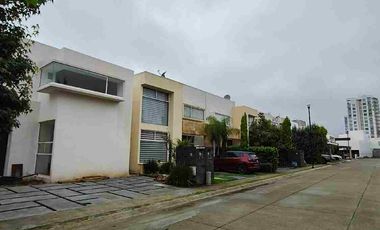 Casa en venta por menos de 5millones de pesos al Sur de Morelia en Altozano en el fraccionamiento Rincón de la montaña de tres recamaras frente al tecnológico de Monterrey.