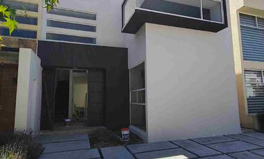 Casa en venta por menos de 5millones de pesos al Sur de Morelia en Altozano en el fraccionamiento Rincón de la montaña de tres recamaras frente al tecnológico de Monterrey.