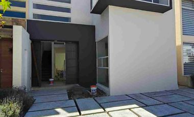 Casa en venta por menos de 5millones de pesos al Sur de Morelia en Altozano en el fraccionamiento Rincón de la montaña de tres recamaras frente al tecnológico de Monterrey.