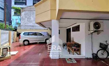 Grogol Tawakal raya Rumah lama hitung tanah, bangunan masih kokoh dan terawat, jalan lebar, jual BU