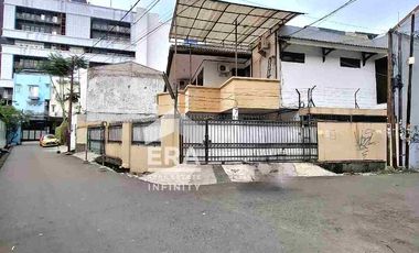 Grogol Tawakal raya Rumah lama hitung tanah, bangunan masih kokoh dan terawat, jalan lebar, jual BU