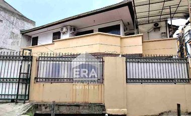 Grogol Tawakal raya Rumah lama hitung tanah, bangunan masih kokoh dan terawat, jalan lebar, jual BU