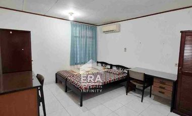 Grogol Tawakal raya Rumah lama hitung tanah, bangunan masih kokoh dan terawat, jalan lebar, jual BU