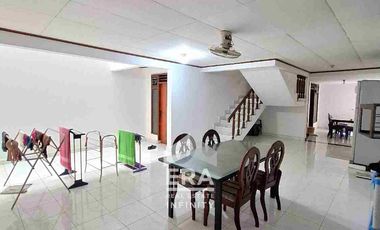 Grogol Tawakal raya Rumah lama hitung tanah, bangunan masih kokoh dan terawat, jalan lebar, jual BU