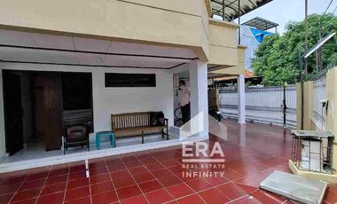 Grogol Tawakal raya Rumah lama hitung tanah, bangunan masih kokoh dan terawat, jalan lebar, jual BU