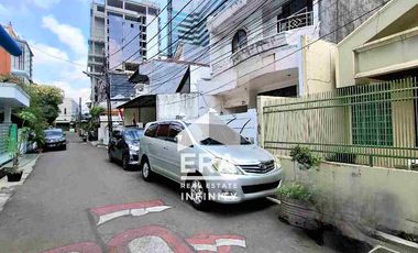 Grogol Tawakal raya Rumah lama hitung tanah, bangunan masih kokoh dan terawat, jalan lebar, jual BU