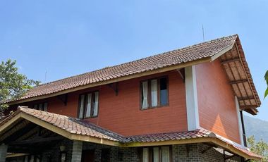 Villa Mewah di Kota Garut Pemandangan Indah & Udara Sejuk Pegunungan SHM IMB Ready dekat Hotel Santika Dekat Alun Alun Tarogong Pusat Kota Garut