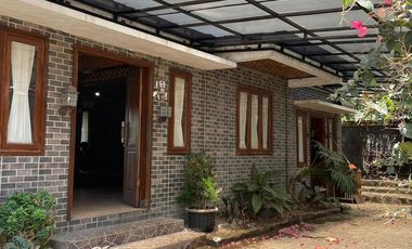 Villa Mewah di Kota Garut Pemandangan Indah & Udara Sejuk Pegunungan SHM IMB Ready dekat Hotel Santika Dekat Alun Alun Tarogong Pusat Kota Garut