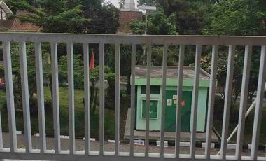 ruko di kawasan perumahan dekat mainroad ga sampe 1m!