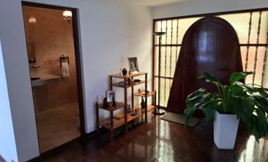 CASA DE UN SOLO PISO EN LA MOLINA: 650 M2, 4 DORM+ESCRIT, 3 BAÑ, $ 498,000